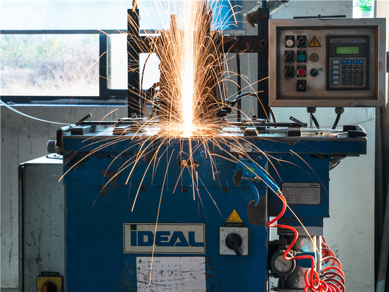 無(wú)錫鋸床生產(chǎn)廠家教您碰到自動(dòng)鋸床變速箱漏油的情況該如何解決？